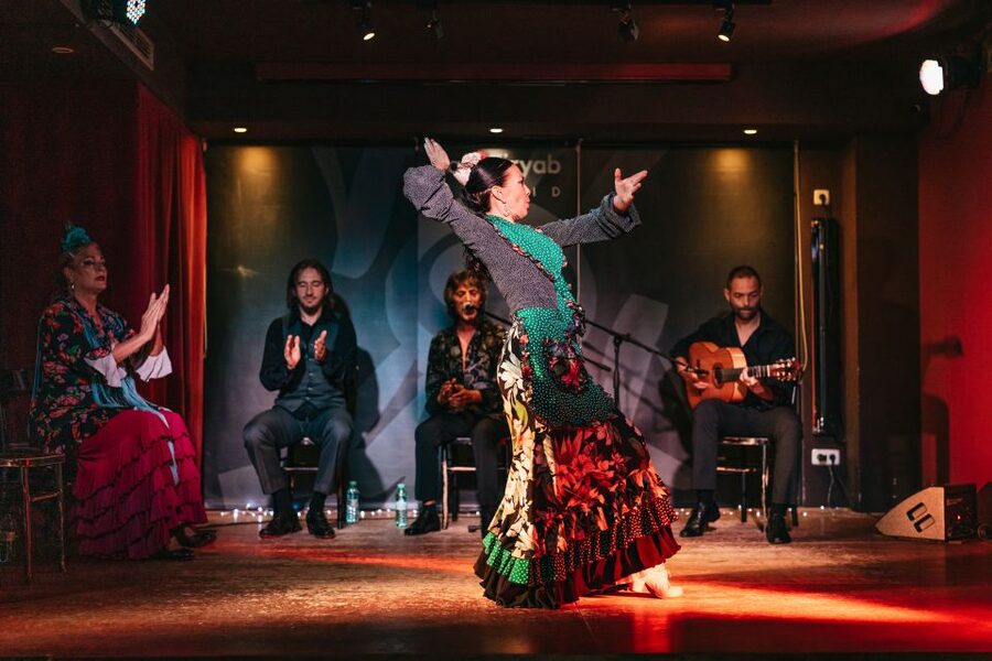 "Algarabía": Flamenco Show at Café Ziryab. Madrid - Art exhibitions: a quiet bonus before the music starts