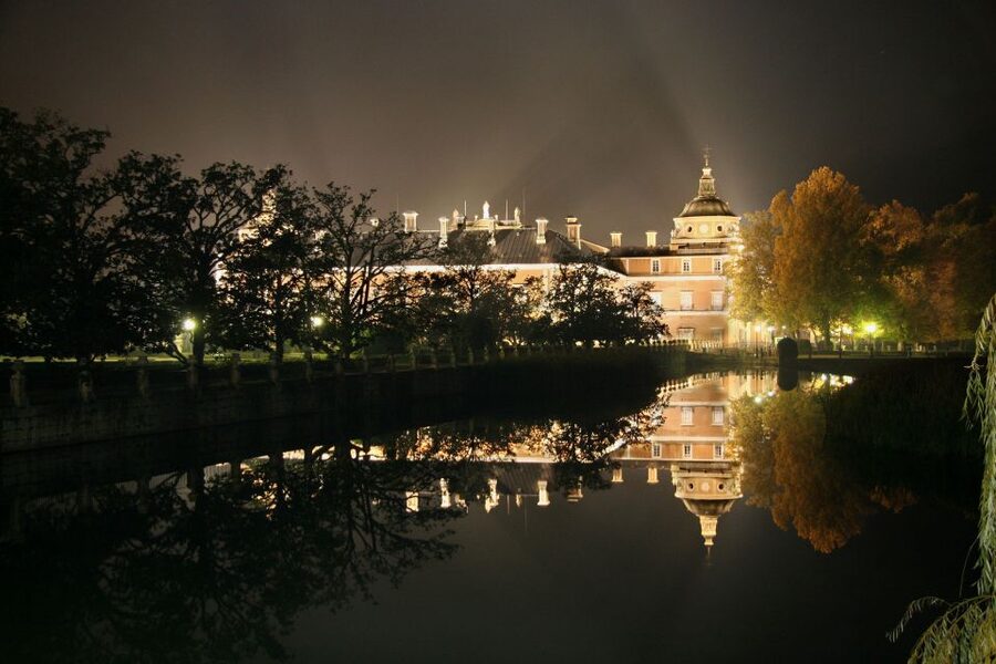 Aranjuez: Mystery and Legends Guided Nighttime Walking Tour - Meeting Outside Cafe de Damas, Then Walking into Palace Avenue