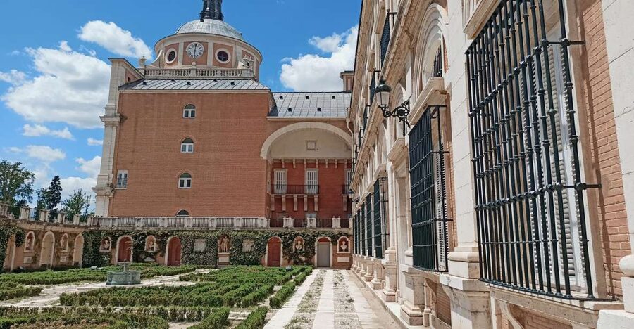 Aranjuez: Royal Palace Guided Tour - Why the Royal Palace of Aranjuez feels like court theater