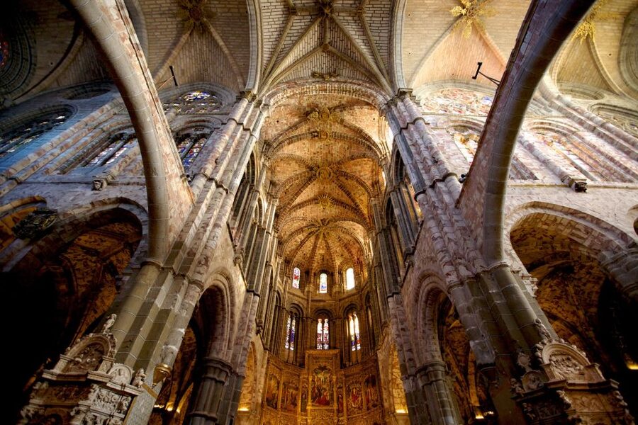 Ávila: Tour Privado Casco Histórico y Basílica San Vicente - Private format and value: $212 for up to 4, in 2 hours
