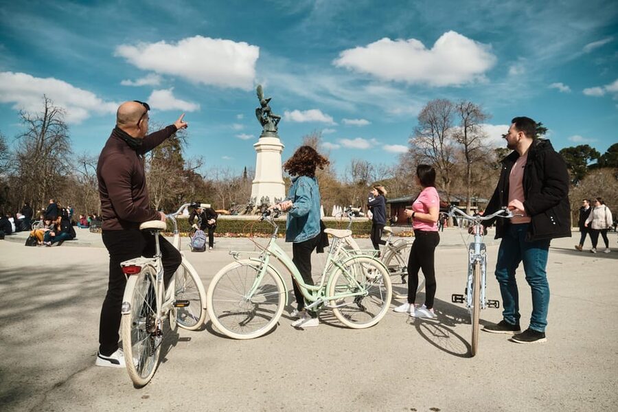 BiciTapeo : Tapas and Highlights Guided Vintage Bike Tour - Retiro Park: the longer break that makes the tour feel relaxed