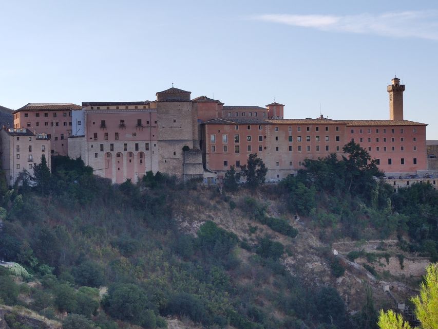 Cuenca: Nighttime Highlights Walking Tour in Spanish - The Fortress Feeling: Cuenca Built Between Limestone Walls
