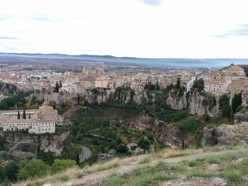 Cuenca: Nighttime Highlights Walking Tour in Spanish - The Iconic Hanging Houses at Night, and What Makes Them Special