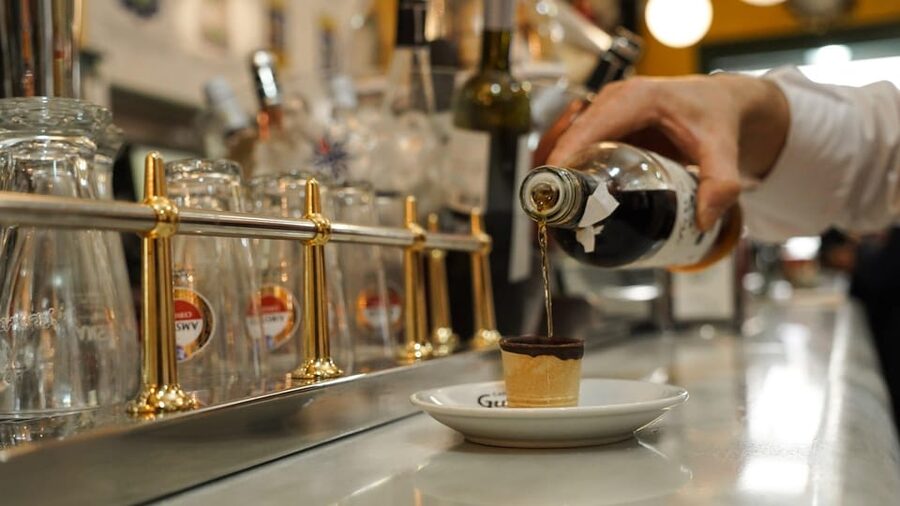 Discover the best "Wines and Tapas in Madrid". - El Mercado del Jamón: acorn-fed ham, cheeses, and olive oil talk