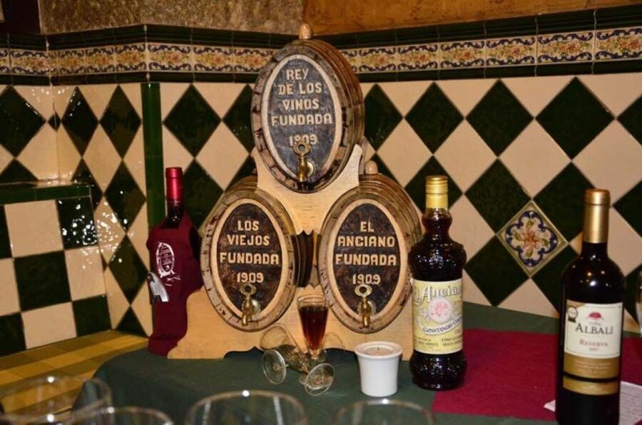 Discover the best "Wines and Tapas in Madrid". - The walking chapters: Plaza Mayor, Mercado San Miguel, La Puerta Cerrada, and La Cava Baja