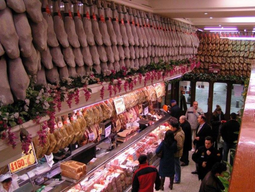 Discover the best "Wines and Tapas in Madrid". - La Muralla on La Latina: Torrezno ibérico and tapas-street confidence