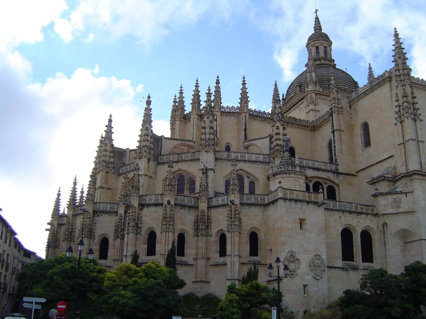 From Madrid: Ávila and Segovia Guided Day Trip - Getting There From Madrid: Meet the Bus, Then Start the Day Right