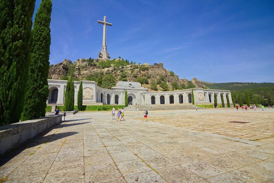 From Madrid: El Escorial and Valley's Basilica Half Day Tour - From Madrid to El Escorial: how the bus ride sets up the day