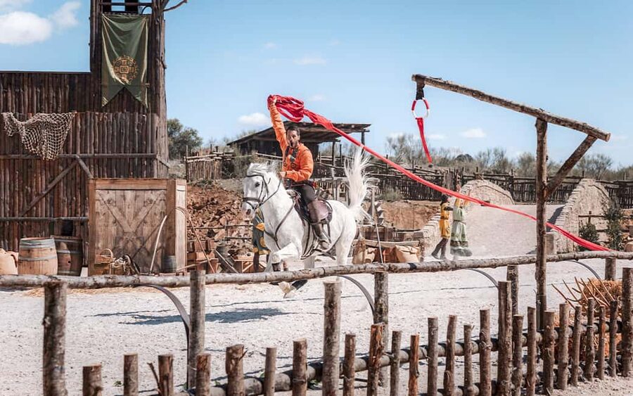 From Madrid: Entrance to Puy du Fou España & Sueño de Toledo - The daytime shows: birds of prey and equestrian spectacle