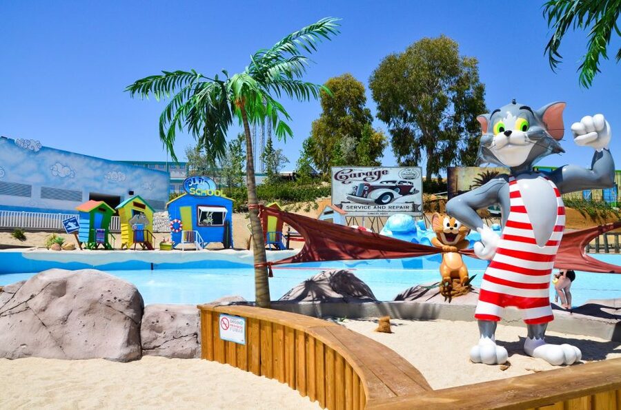 From Madrid: Parque Warner Beach Water Park & Transport - Queues and crowds: the main thing that shapes your day