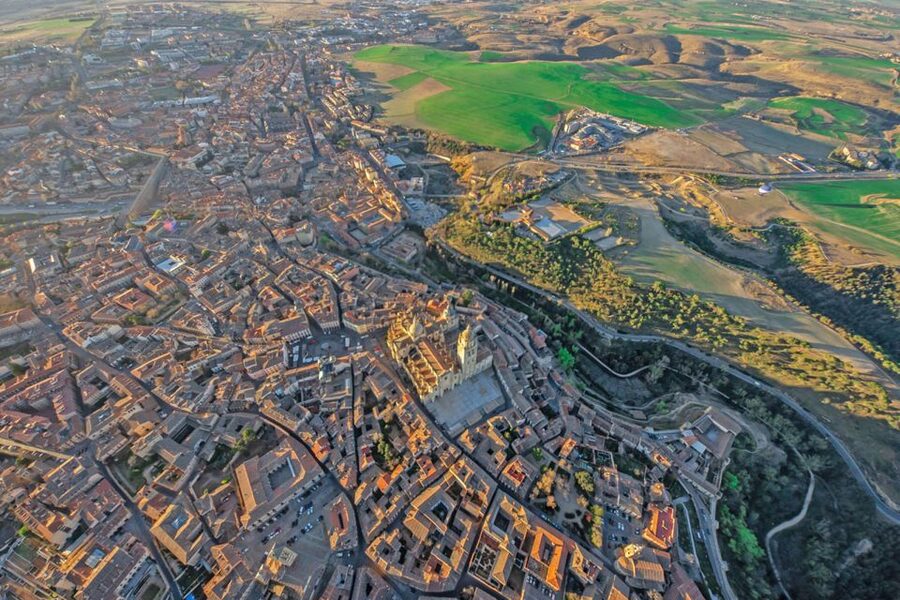From Madrid: Segovia Hot Air Balloon - The 75-minute flight: aqueduct views, cathedral angles, and up to 1,000 meters