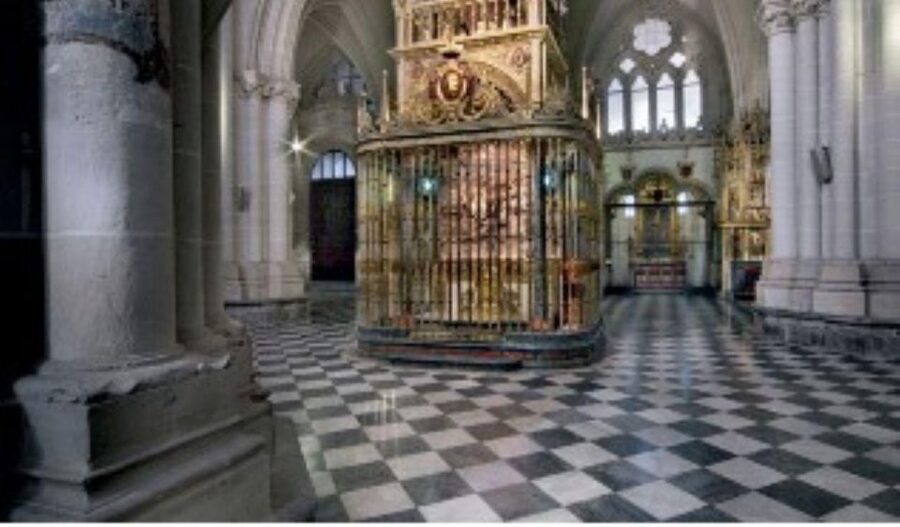 Guided tour of the Toledo Cathedral (Input no included) - Choir, pipe organs, and the Main Chapel altar in plain sight