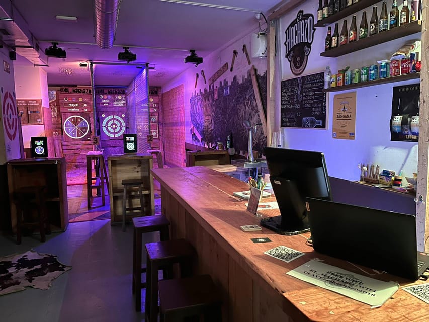 Madrid Atocha : Interactive Axe Throwing 1h - Madrid Atocha’s axe-throwing session: what makes it fun, not scary
