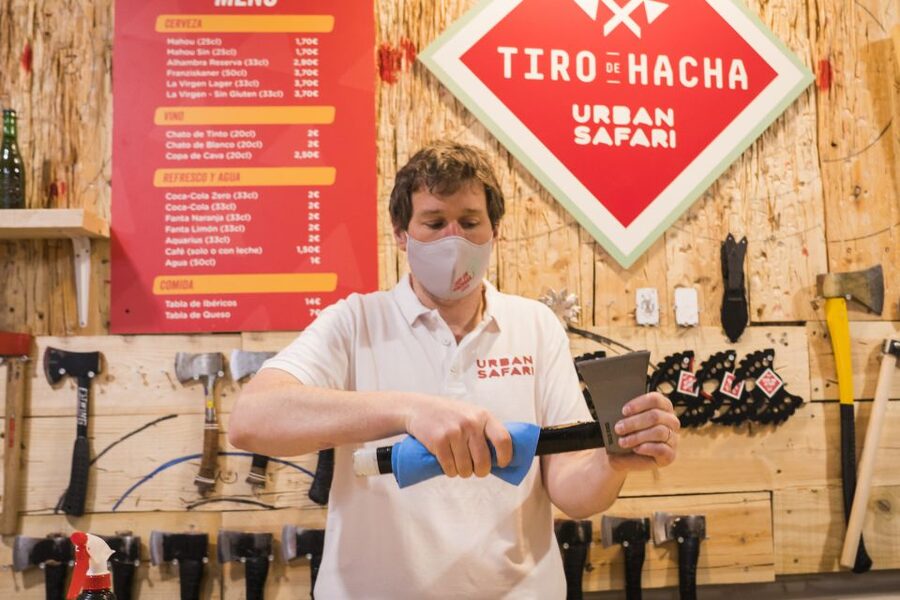 Madrid: Axe Throwing Challenge - What the prizes and top-scorer moment do for the fun factor