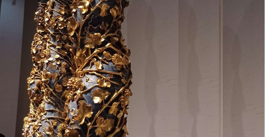 Madrid: Basic Guided Tour of the Royal Collections Gallery - Royal Palace Meeting Point, Blue Umbrella, and Fast Entry