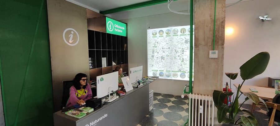 Madrid: bike rental - From Plaza España to your bike: how the experience starts