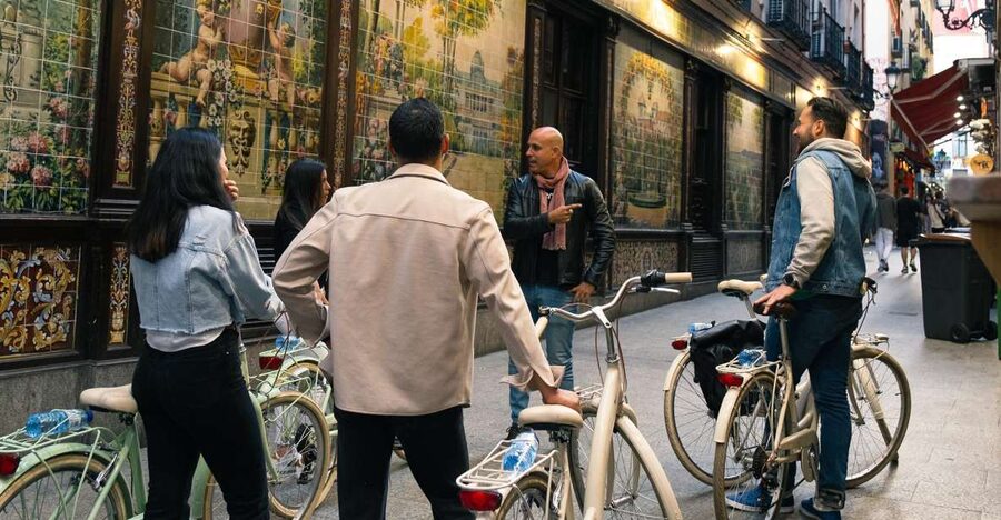 Madrid by Night: Vintage Bike Tour Highlights/Optional Tapas - Getting set up at C. de Moratín, 29 without the fuss