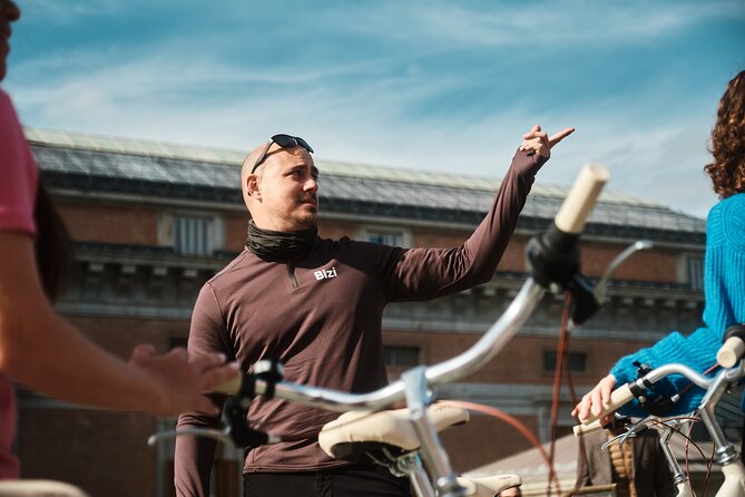Madrid: City Highlights Guided Vintage Bike Tour - Meet at C. del Espejo, Gear Up, and Start Feeling in Control