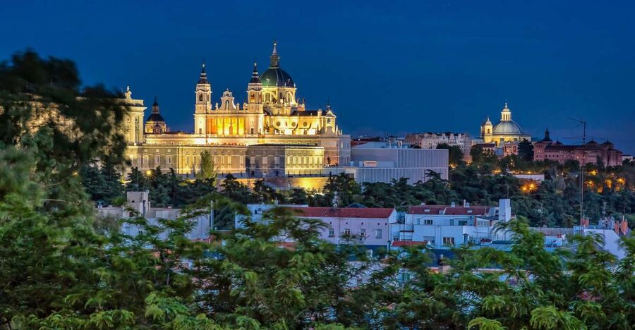 Madrid: City Highlights Guided Walking Tour - Meeting at El Aleph and starting with the right kind of orientation