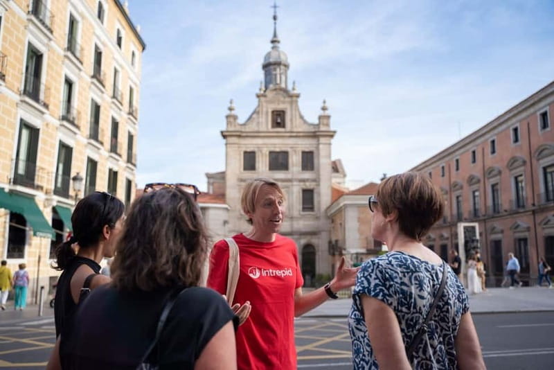 Madrid: Evening Tapas Tour with 5 Delicious Stops & Drinks - Finding the Tour Start at Plaza de la Villa, Calle Mayor 70