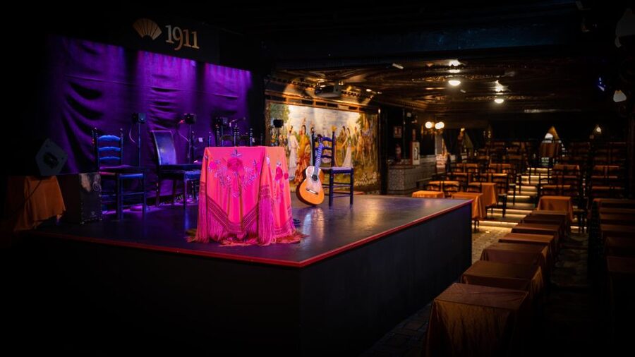 Madrid: Flamenco Show&Drink at Tablao 1911 (World's Oldest) - The vibe inside a small tablao: atmosphere, sound, and staff