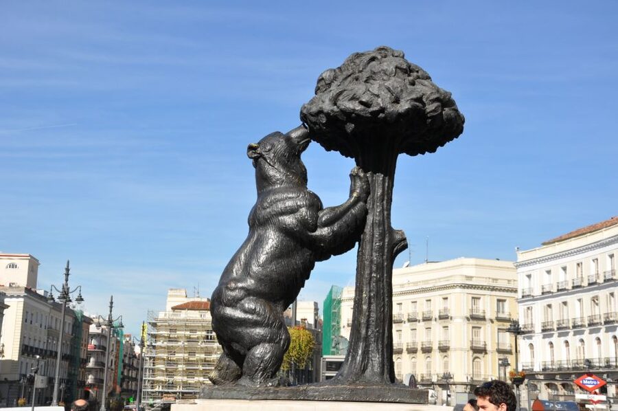 Madrid: Historical Center 2.5-Hour Guided Walking Tour - Almudena Cathedral and Casa de la Panadería: faith, food, and visitor lore