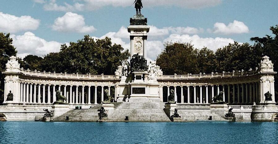 Madrid: Historical Center 2.5-Hour Guided Walking Tour - From Habsburg to Bourbon: Royal Palace and Plaza de Oriente gardens