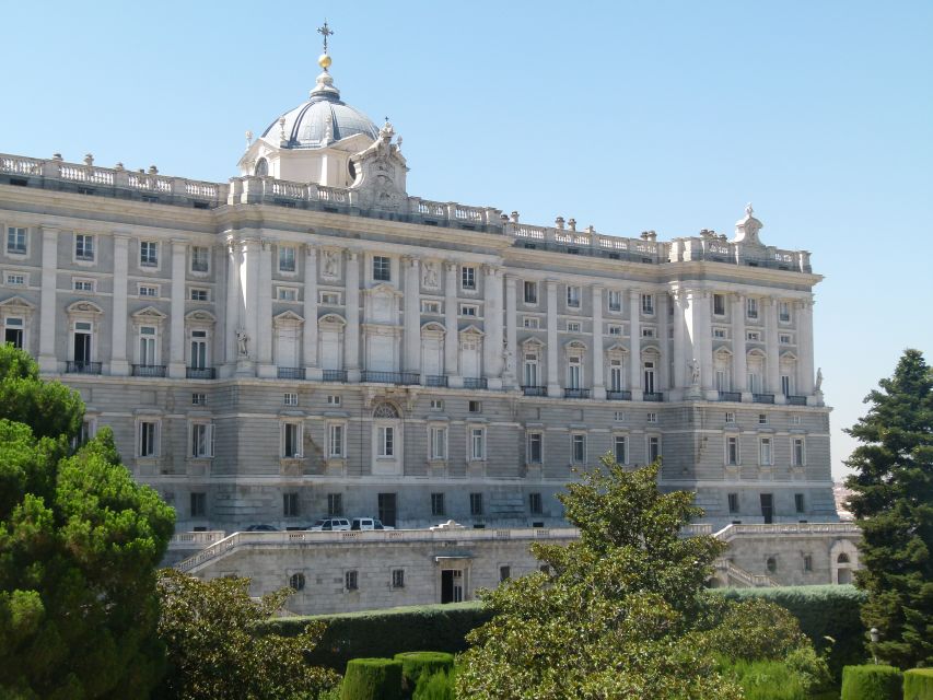 Madrid Historical Centre & Old Town Walking Tour in French - The French guide, small groups, and what the pace feels like