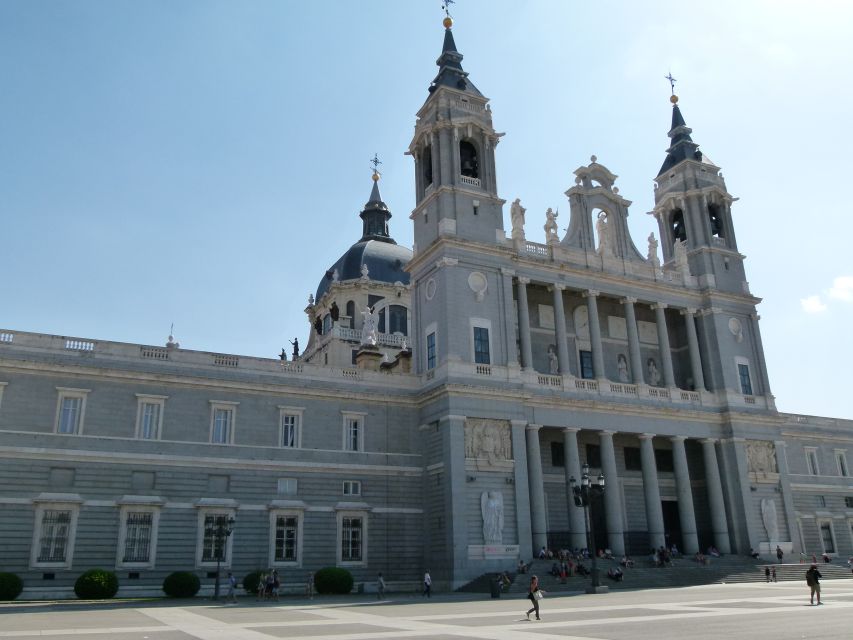 Madrid Historical Centre & Old Town Walking Tour in French - The history themes that connect the whole walk
