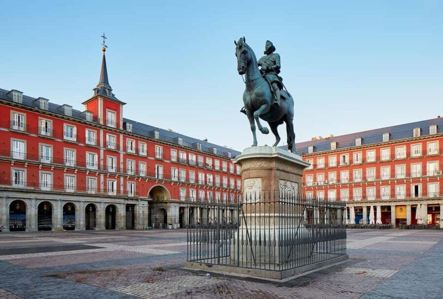 Madrid Historical Centre & Old Town Walking Tour in French - Stop by stop: Puerta Cerrada, Plaza Mayor, and Mercado de San Miguel