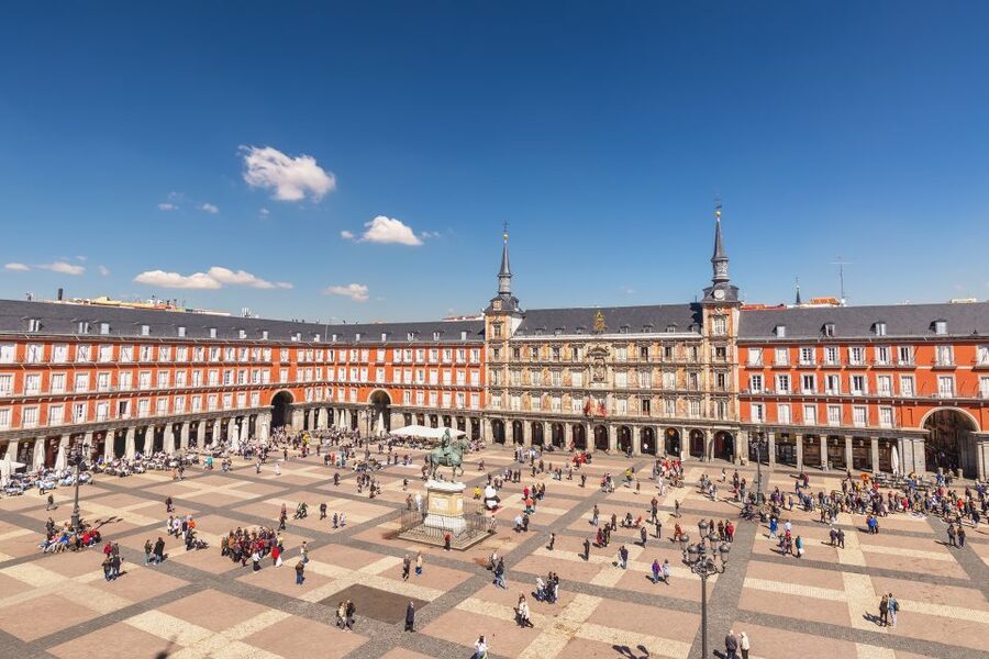 Madrid: History, Bites & Sips – An Intimate Tour Since 2018 - Almudena Cathedral and the Royal Palace Area: Seeing More Than Postcards