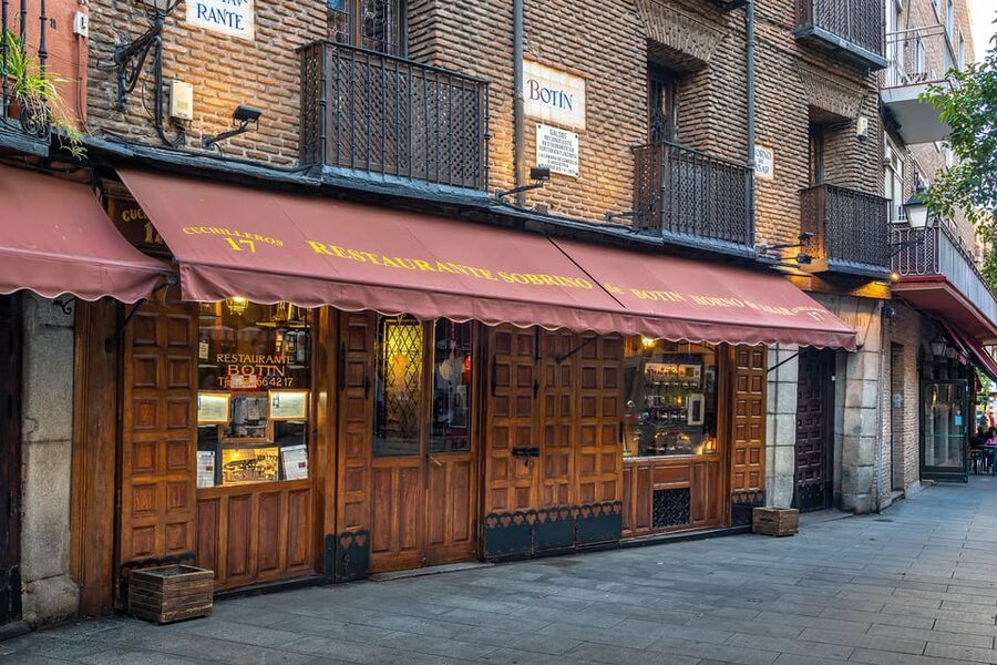 Madrid: History, Bites & Sips – An Intimate Tour Since 2018 - The Guide Factor: Abel’s Storytelling and the Friend-Feeling Dynamic