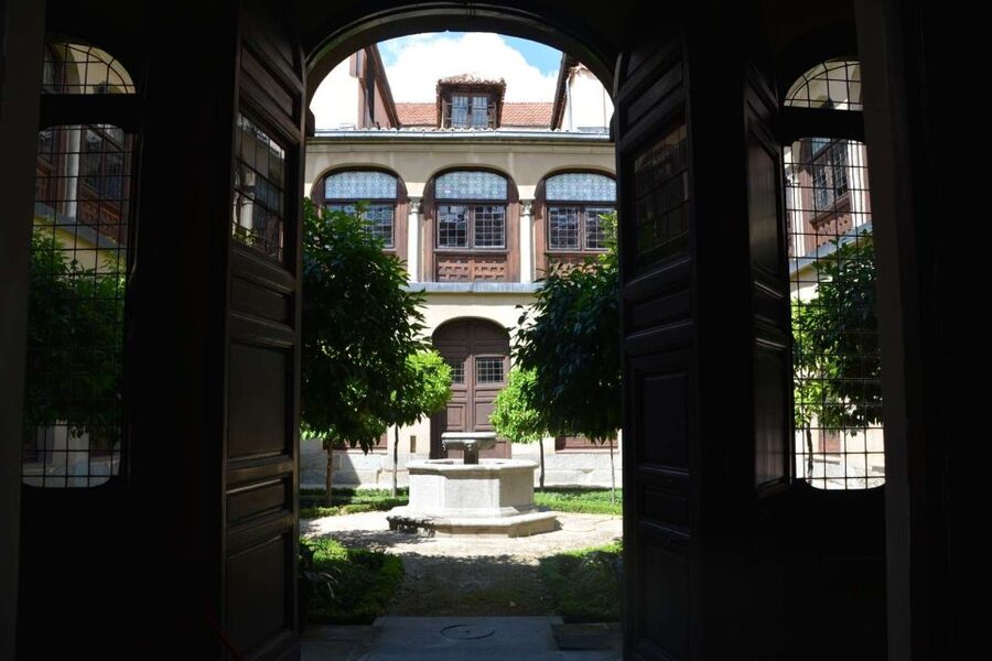 Madrid: Monastery of Descalzas Reales Tour with Tickets - Entering a Palace-Façade World: What the Building’s Layout Teaches You