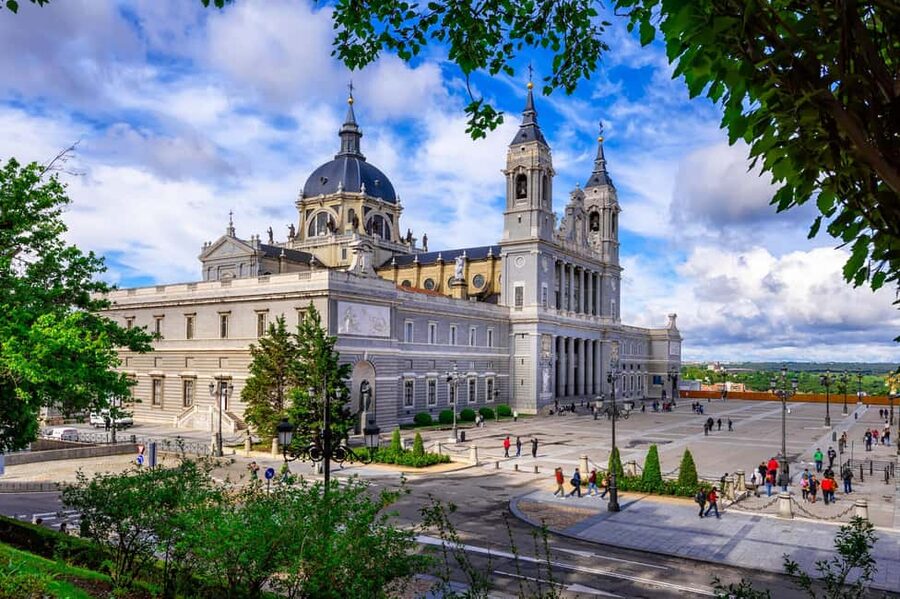 Madrid Must-see with Atardeder at the Debod Temple - The walking rhythm: outside monuments, street-level views, real orientation