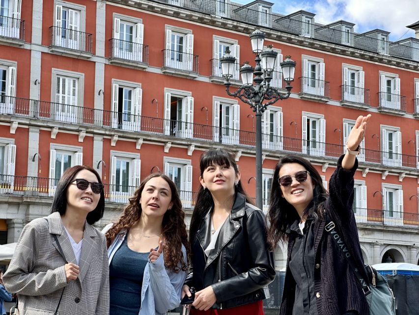 Madrid: Old Town Walking Tour and Flamenco Show - Puerta del Sol to Tablao Torres Bermejas: the setup for flamenco