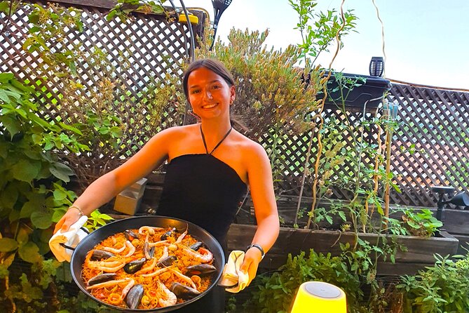 Madrid: Paella & Sangria Classes- Seafood, Chicken & Vegan option - Lunch and the tasting finish: air-conditioned dining and three national liquors
