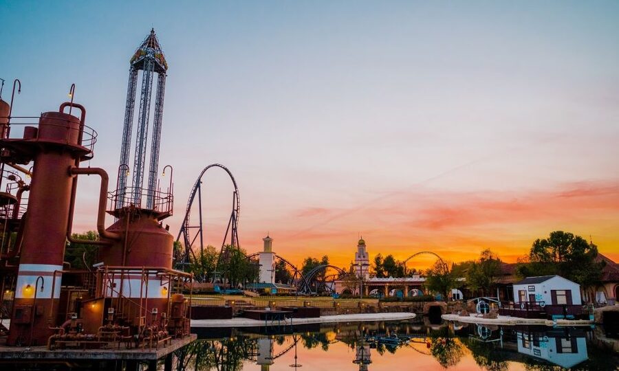 Madrid: Parque Warner Ticket and Roundtrip Transportation - DC Super Heroes World: Batman: Arkham Asylum and the best thrill payoff