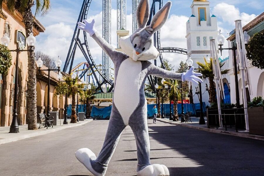 Madrid: Parque Warner Ticket and Roundtrip Transportation - Movie World Studios and the Crazy Police Academy show