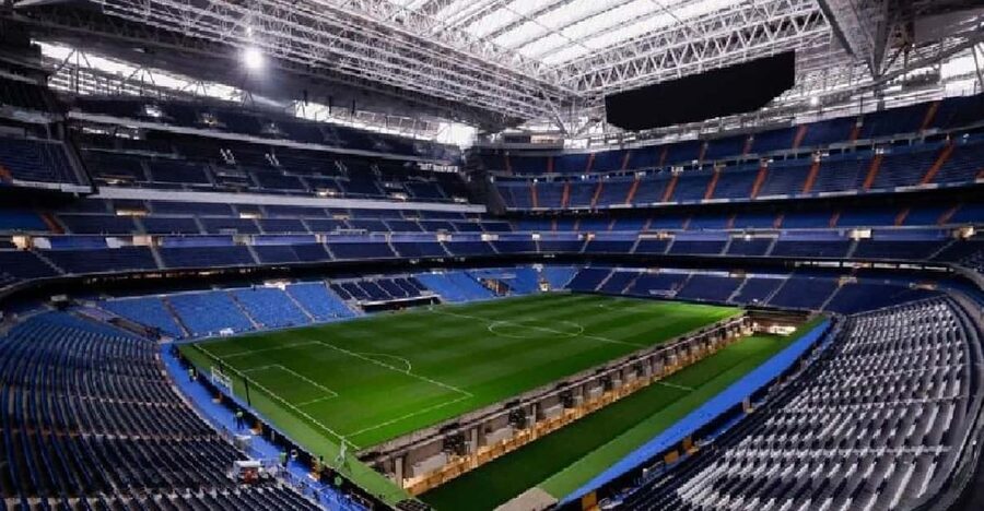 Madrid: Private Guided Tour of Bernabéu Stadium - Real Madrid stadium views: panoramic pitch moments from the stands