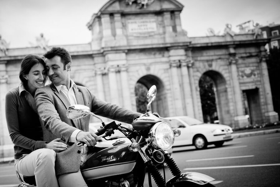 Madrid: Private Photo Shoot and Professional Images - Picking your backdrop, Prado area to Plaza Mayor to Barrio Retiro