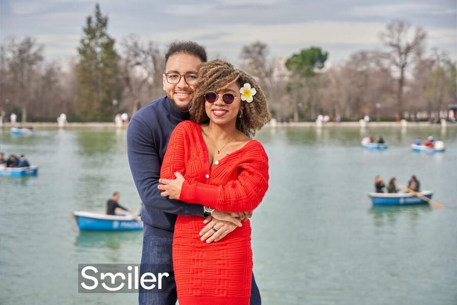 Madrid: Private Photoshoot at the Retiro Park - How the photographer finds angles and keeps it natural
