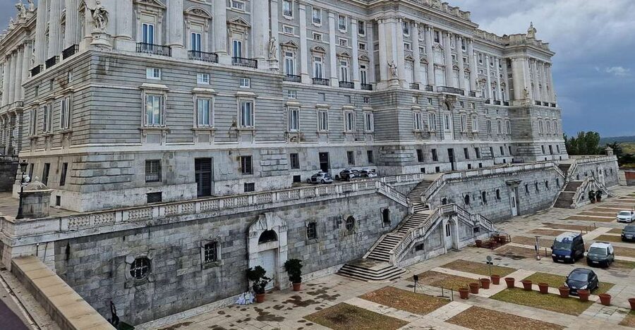 Madrid Private tour: Royal Palace & Cathedral & Old city - Meeting under the Horse statue in Plaza Mayor