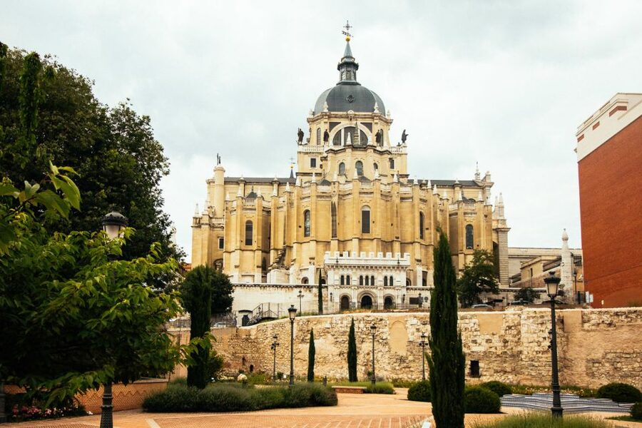 Madrid: Private Tour w/ Locals – Highlights and Hidden Gems - The included drink or tasting: a smart way to end the loop