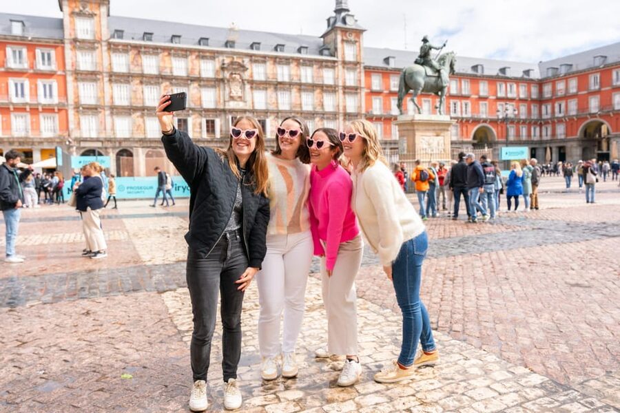 Madrid: Professional photoshoot at The Royal Palace - The main event: Royal Palace facade and garden photo stops