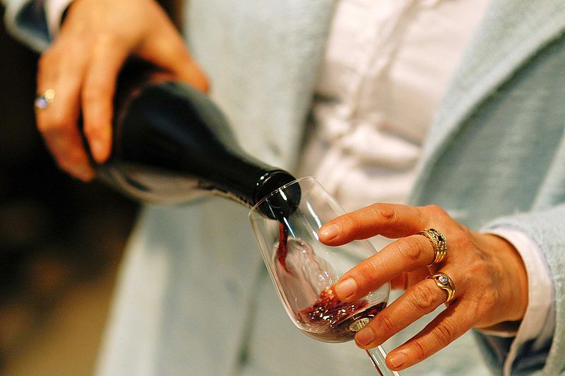 Madrid Region Wineries Guided Tour with Wine Tastings - Chinchón winery stop: first tastings in a medieval setting