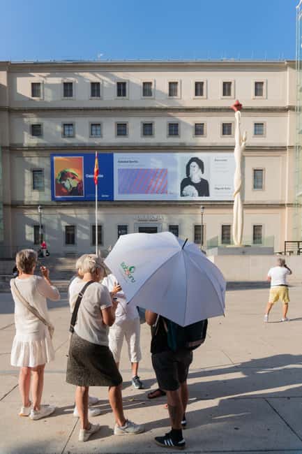 Madrid: Reina Sofía Guided Tour with Skip-the-Line Tickets - Meeting at the main entrance, white umbrella, crystal elevators nearby