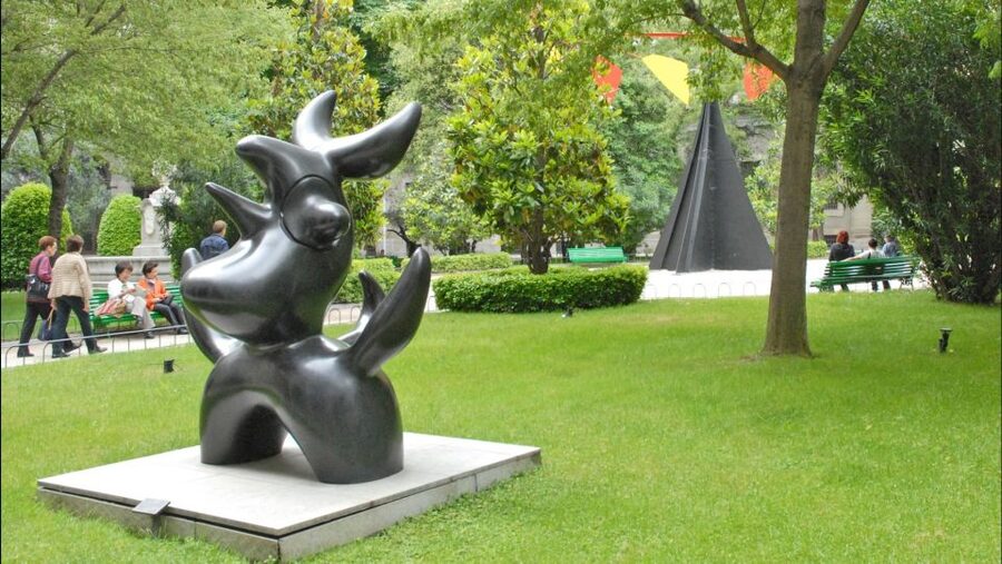 Madrid: Reina Sofia Museum Private Tour with Skip-the-Line - Your art-historian guide and the difference a human makes