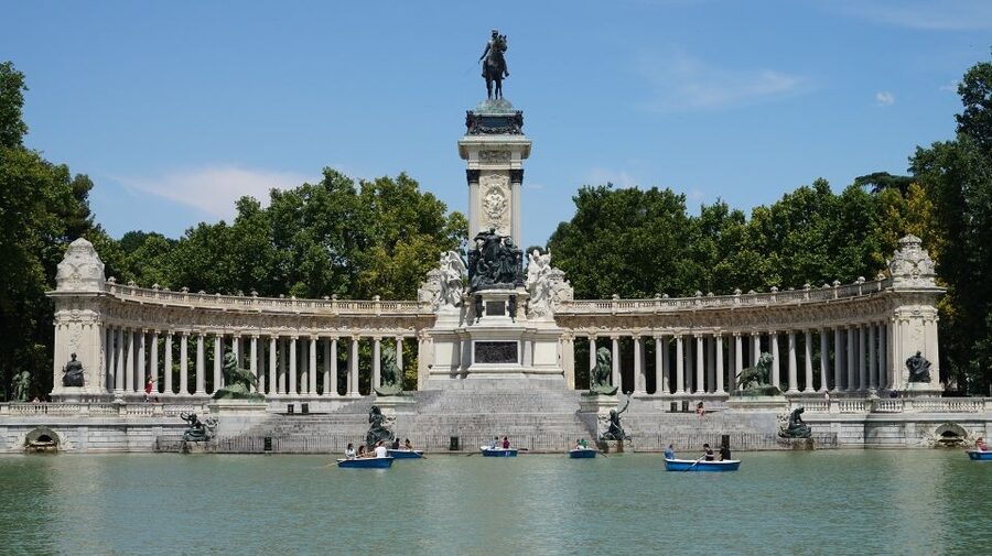 Madrid: Retiro Park Guided Tour and Tapas Tasting - Casa Ciriaco vs Mercado Jamón Ibérico: how to avoid the tapas confusion
