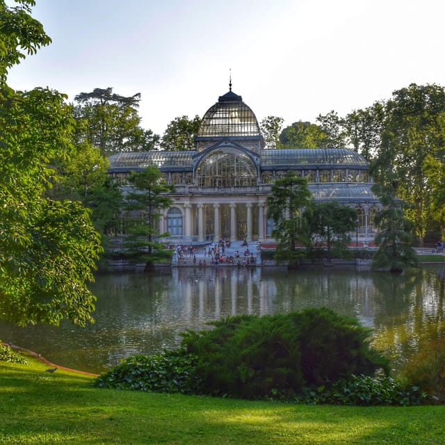 Madrid: Retiro Park Guided Tour with a Photographer - Secret photo stops and the art of getting shots of you