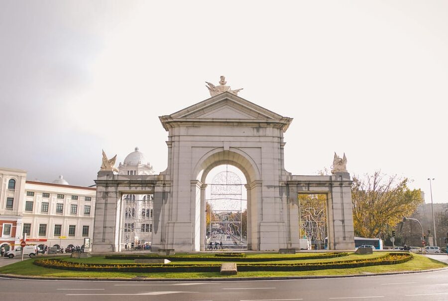 Madrid Retro Tour 120 min, old town, modern Madrid + surprise destination - Puerta de Alcalá, Cibeles, and the Bank of Spain viewpoints